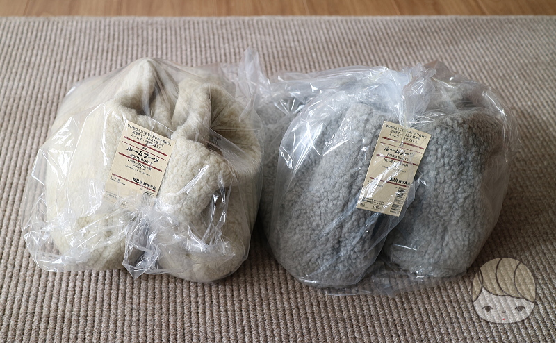 無印良品ネットストアから届いた「ボアルームブーツ」を並べる